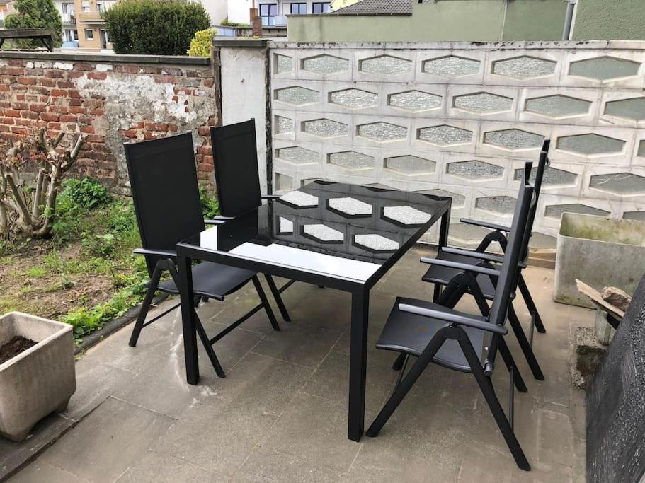 Charmante Gartenwohnung Mit Privatem Grossen Garten Koln Bagian luar foto
