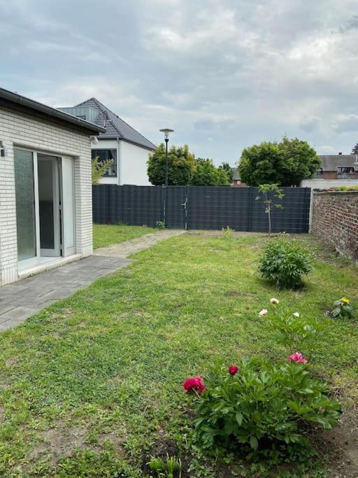 Charmante Gartenwohnung Mit Privatem Grossen Garten Koln Bagian luar foto