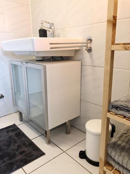 Charmante Gartenwohnung Mit Privatem Grossen Garten Koln Bagian luar foto